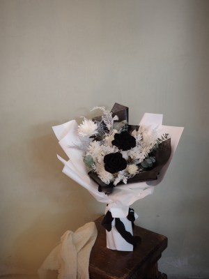 【遇見恆久】黑夜中的白茶永生玫瑰花束 共2色